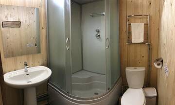 Фото номера Двухместный номер с 1 кроватью или 2 отдельными кроватями и балконом Отель Alpin Eco Chalet &amp; Wellness г. Драгобрат 9
